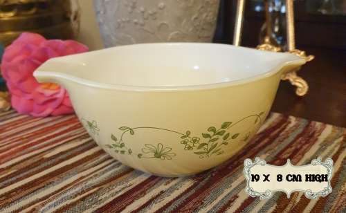 Vintage Pyrex made in the USA Nesting Bowls set of 3