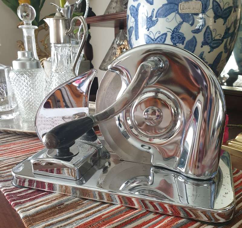 VINTAGE BREAD SLICER FOR YOUR KITCHEN