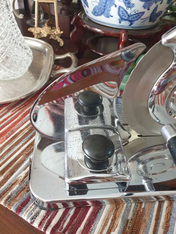 VINTAGE BREAD SLICER FOR YOUR KITCHEN
