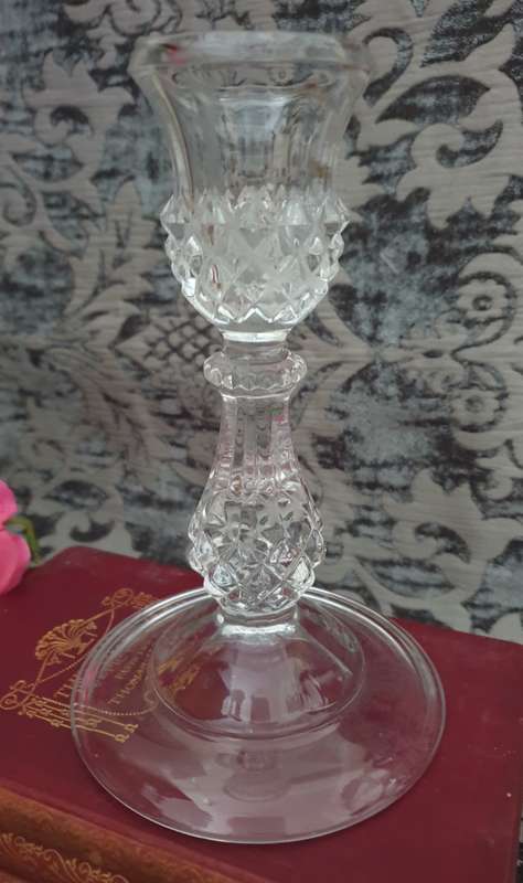 STUNNING GLASS CANDLE HOLDER