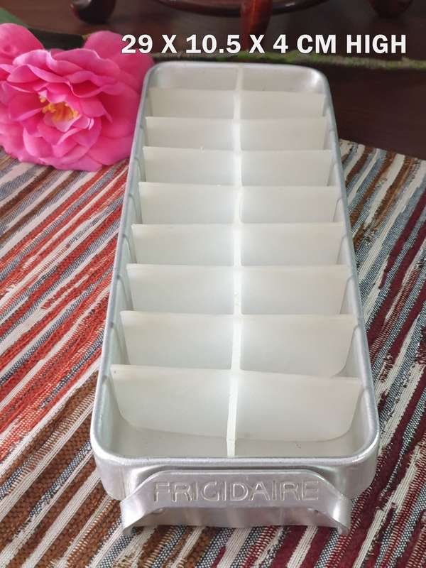 VINTAGE ICE TRAY | GREAT CONDITION | FRIGIDAIRE |