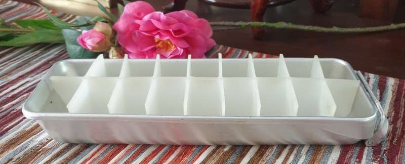 VINTAGE ICE TRAY | GREAT CONDITION | FRIGIDAIRE |