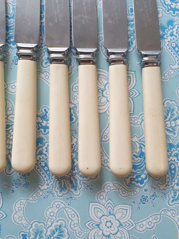 6 VINTAGE KNIVES