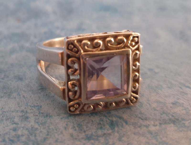 Elegant silver ring with a captivating pink Cushion stone