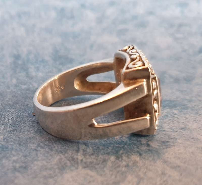 Elegant silver ring with a captivating pink Cushion stone
