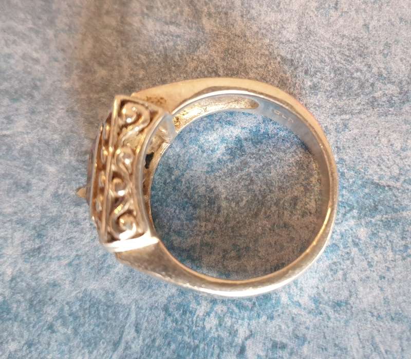 Elegant silver ring with a captivating pink Cushion stone