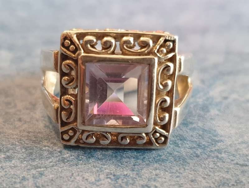 Elegant silver ring with a captivating pink Cushion stone
