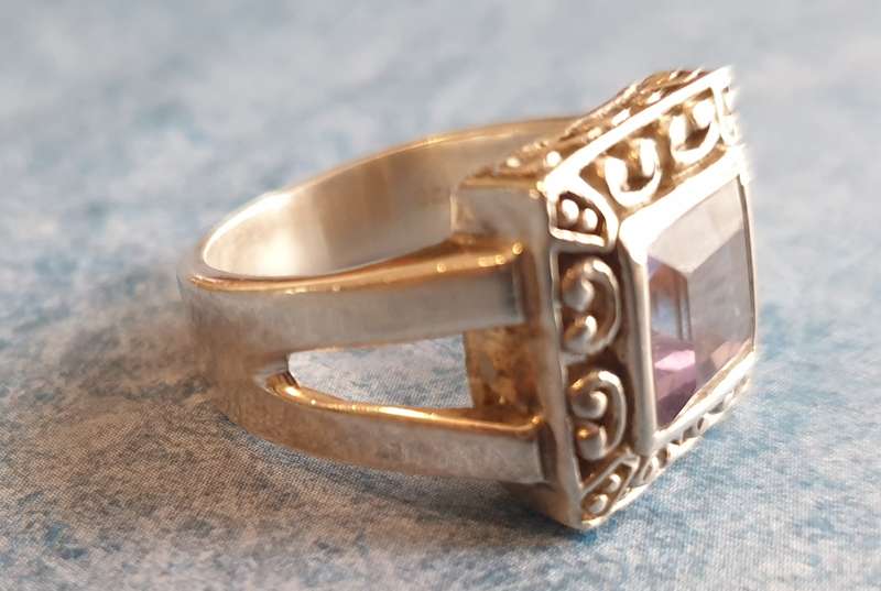 Elegant silver ring with a captivating pink Cushion stone