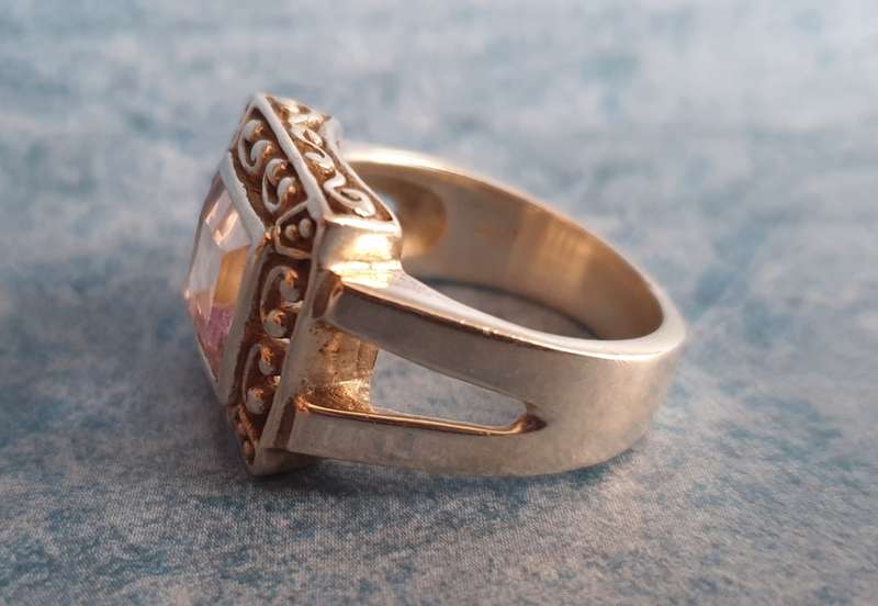 Elegant silver ring with a captivating pink Cushion stone