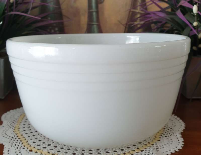 MILK GLASS | PYREX | MADE IN THE USA | MIXING BOWL
