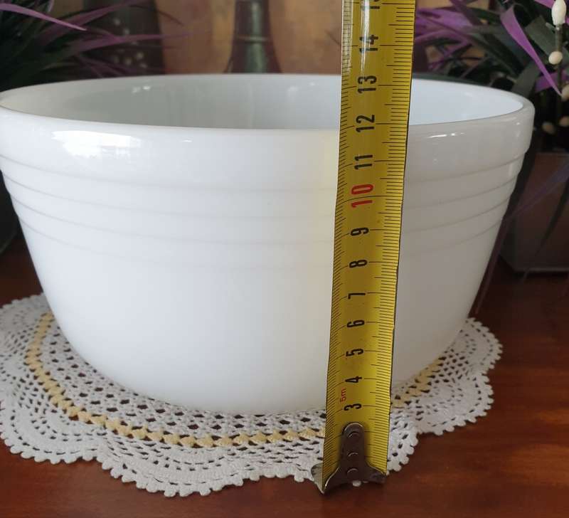 MILK GLASS | PYREX | MADE IN THE USA | MIXING BOWL