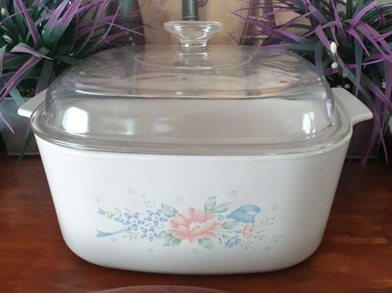 LARGE CORNING WARE BOWL WITH LID | MADE IN THE USA | VERY GOOD CONDITION |
