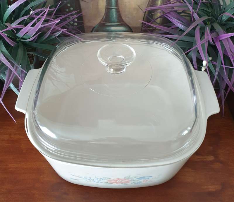 LARGE CORNING WARE BOWL WITH LID | MADE IN THE USA | VERY GOOD CONDITION |
