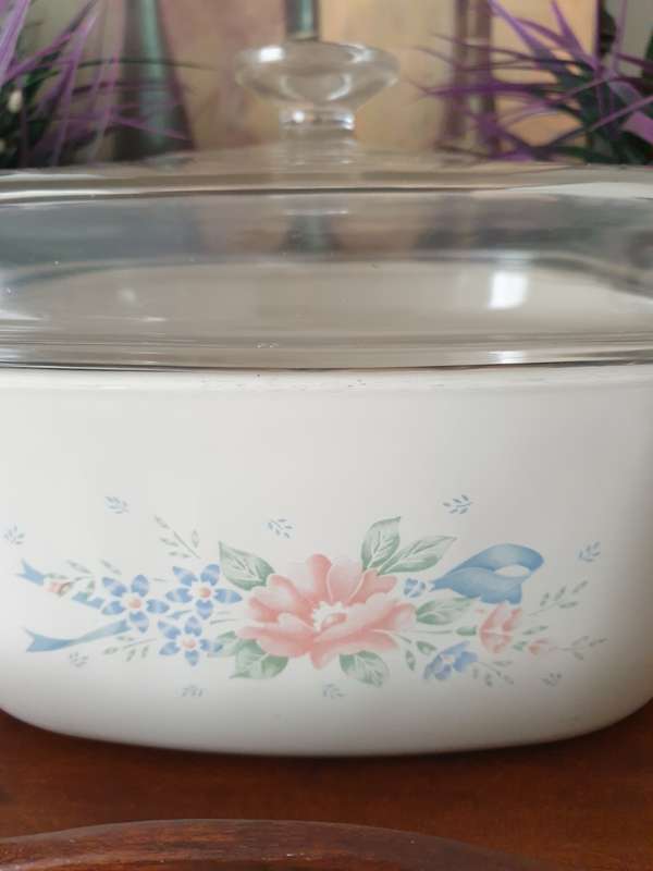 LARGE CORNING WARE BOWL WITH LID | MADE IN THE USA | VERY GOOD CONDITION |