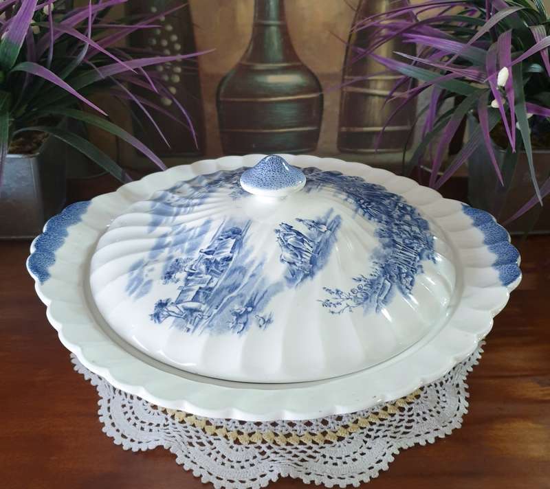 Happy England  by JOHNSON BROTHERS | BLUE & WHITE | VEGGIE BOWL WITH LID | 01
