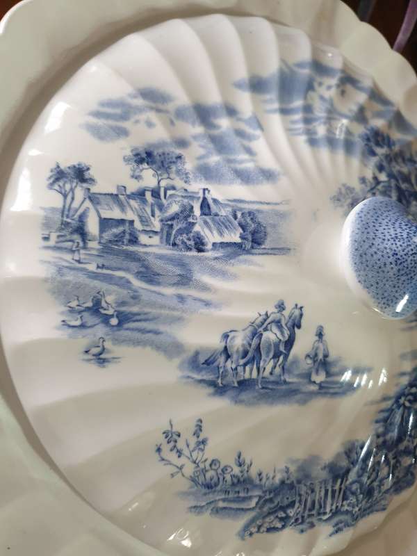 Happy England  by JOHNSON BROTHERS | BLUE & WHITE | VEGGIE BOWL WITH LID | 01