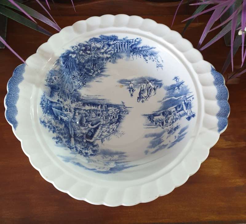 Happy England  by JOHNSON BROTHERS | BLUE & WHITE | VEGGIE BOWL WITH LID | 01