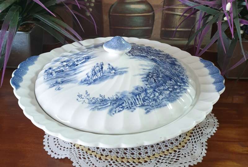 Happy England  by JOHNSON BROTHERS | BLUE & WHITE | VEGGIE BOWL WITH LID | 01