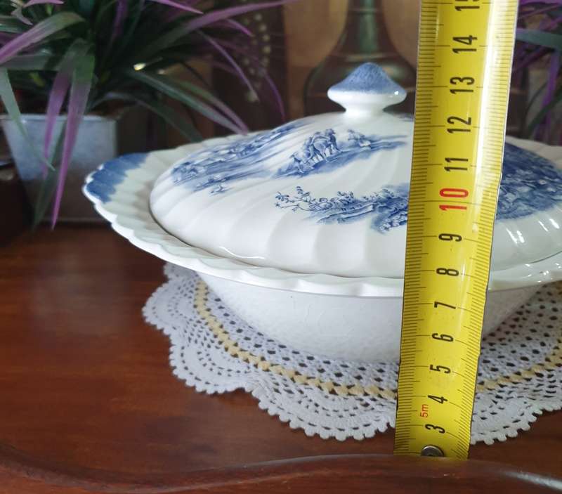 Happy England  by JOHNSON BROTHERS | BLUE & WHITE | VEGGIE BOWL WITH LID | 01