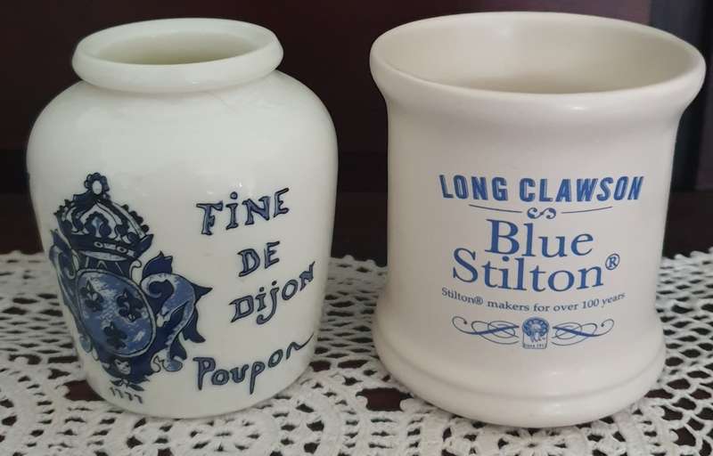 Set of mustard containers
