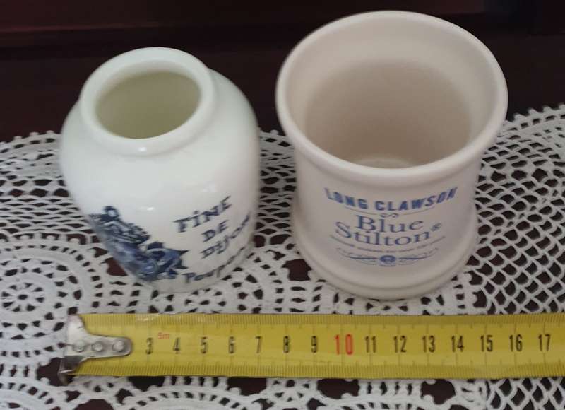 Set of mustard containers