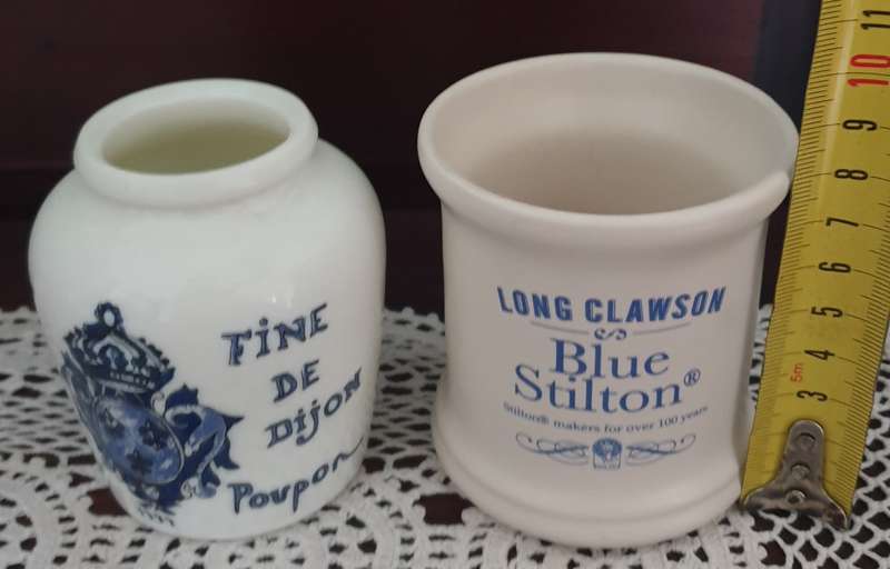 Set of mustard containers