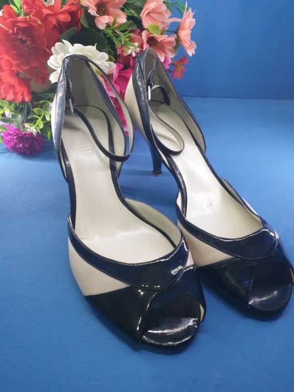 LADIES SHOES  |  PURCHASED IN THE USA |  SIZE 5/6