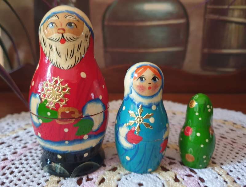 Lovely Russian Nesting Matryoshka 3-Piece Wooden Doll Set