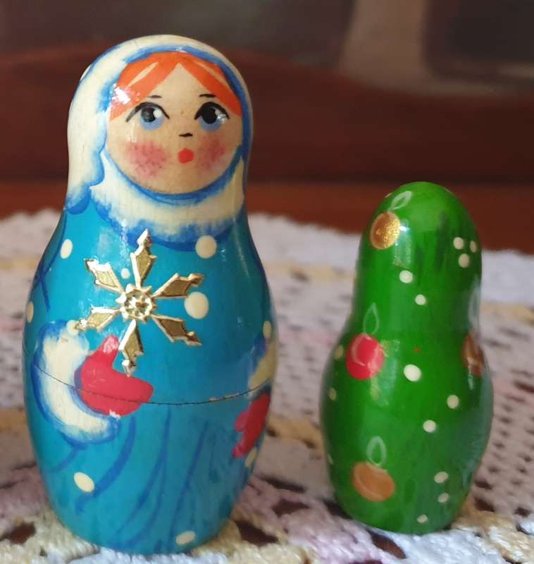 Lovely Russian Nesting Matryoshka 3-Piece Wooden Doll Set