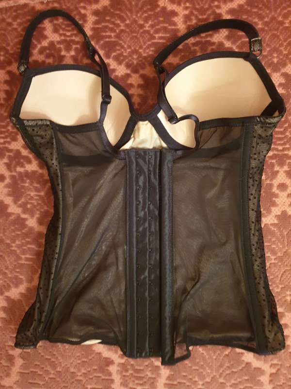 LADIES UNDERGARMENTS AND 2 SCARVES