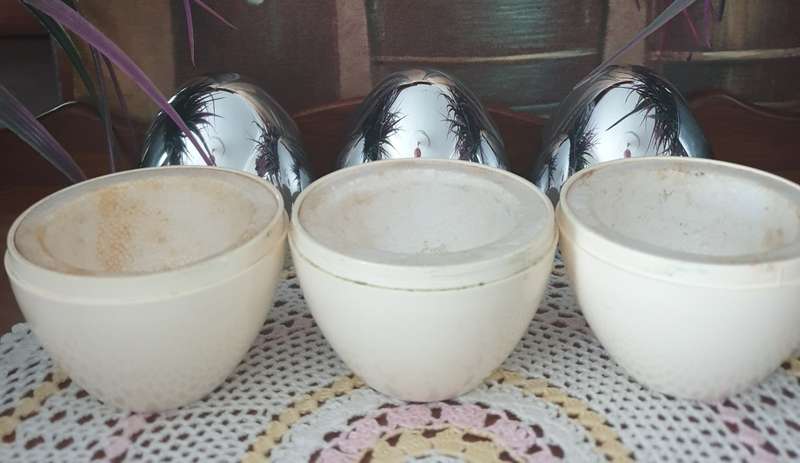 3 Retro Egg Holders