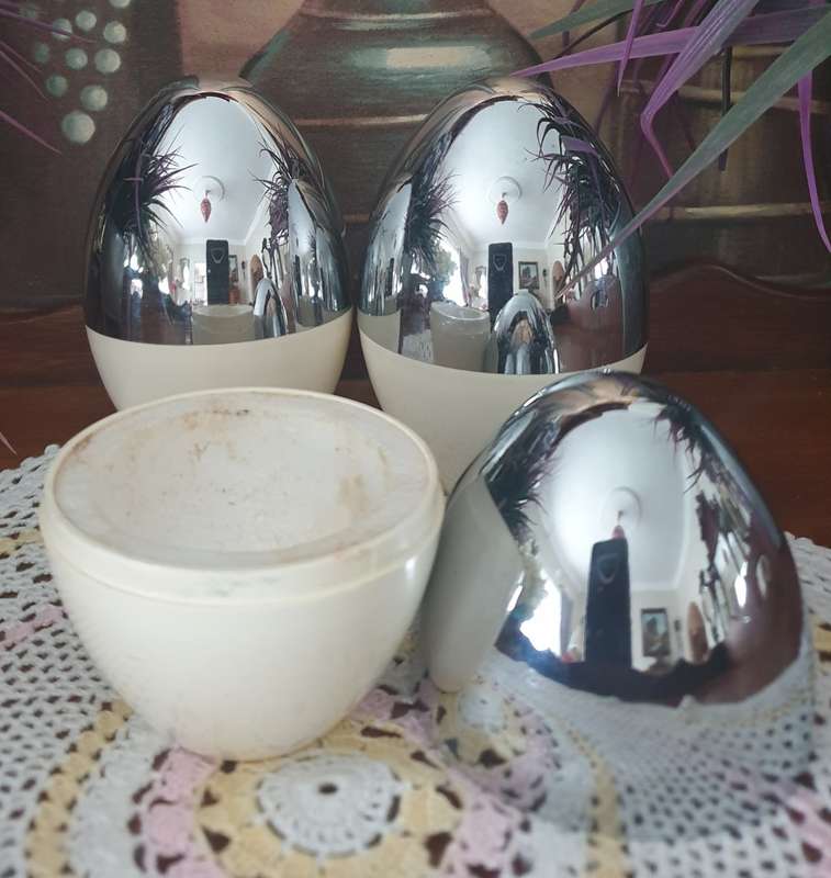 3 Retro Egg Holders