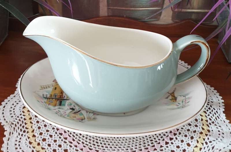 Alfred Meakin Gravy Boat and Tray | England | Very Nice Condition |