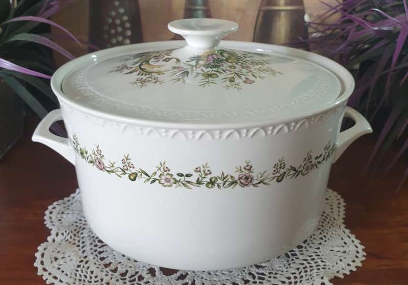 Villeroy & Boch TRIANON  Veggie Bowl  with Lid