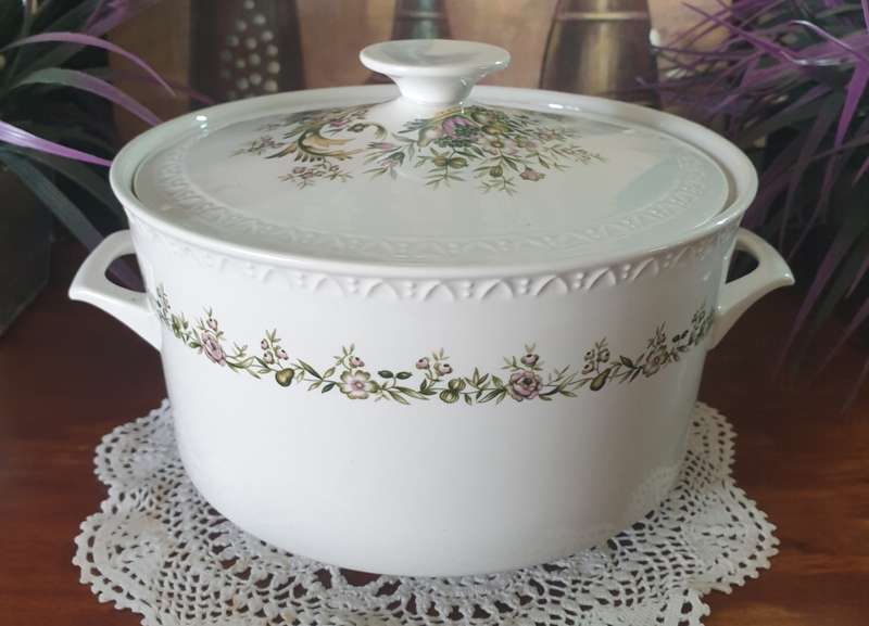 Villeroy & Boch TRIANON  Veggie Bowl  with Lid