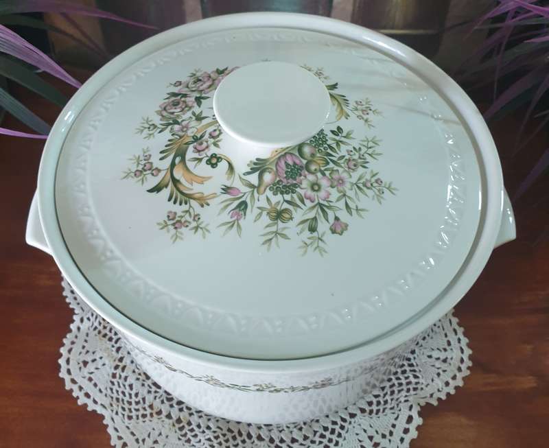 Villeroy & Boch TRIANON  Veggie Bowl  with Lid