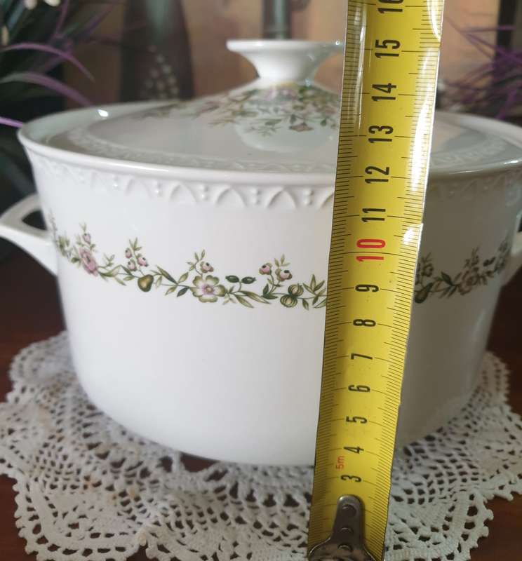 Villeroy & Boch TRIANON  Veggie Bowl  with Lid