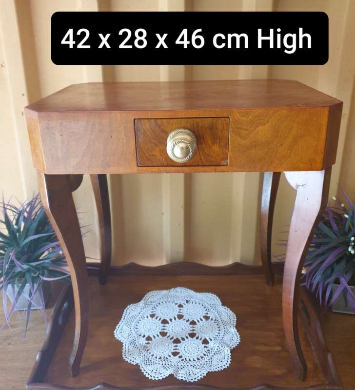 SMALL SIDE TABLE WITH DRAWER