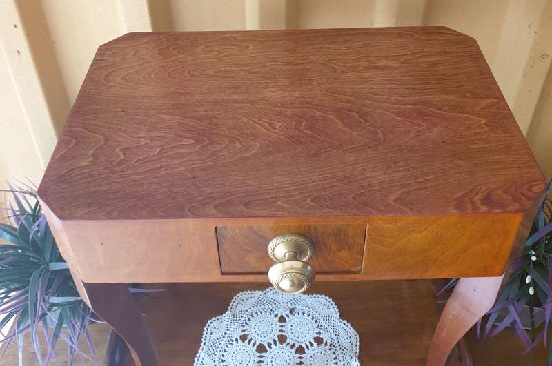 SMALL SIDE TABLE WITH DRAWER