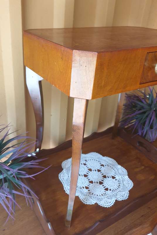 SMALL SIDE TABLE WITH DRAWER