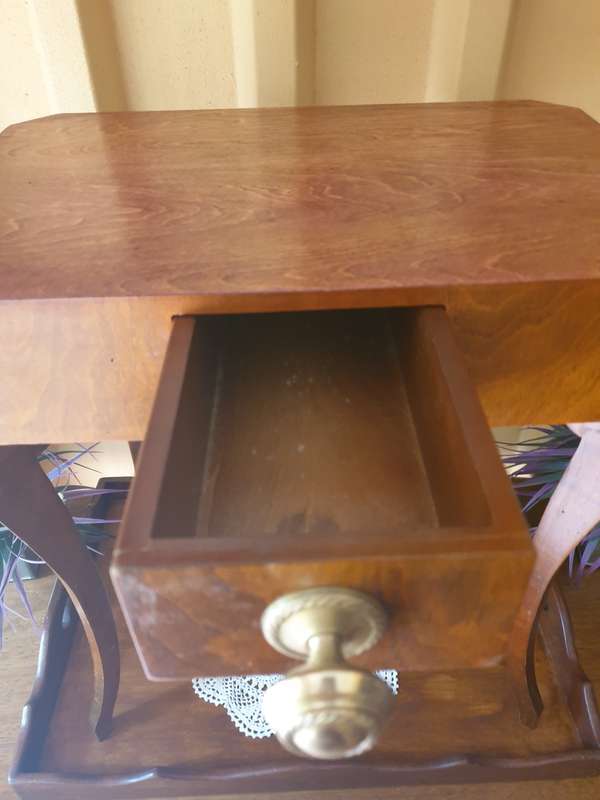 SMALL SIDE TABLE WITH DRAWER