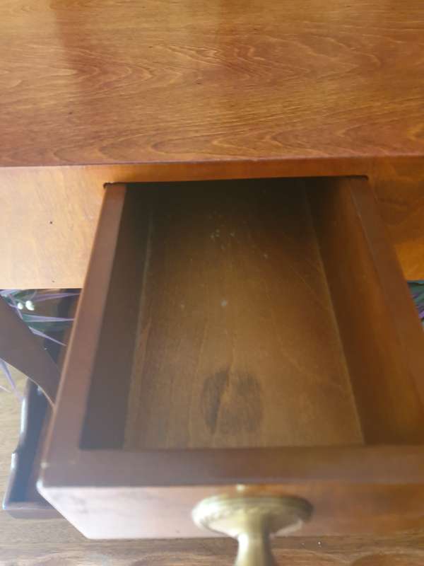 SMALL SIDE TABLE WITH DRAWER