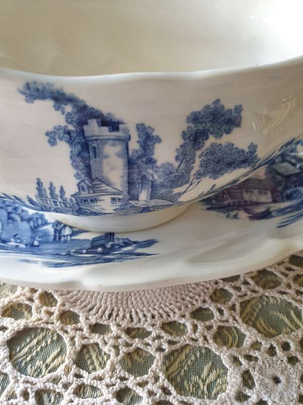 OLD MILL GRAVY BOAT AND TRAY | ENGLISH | BLUE AND WHITE |