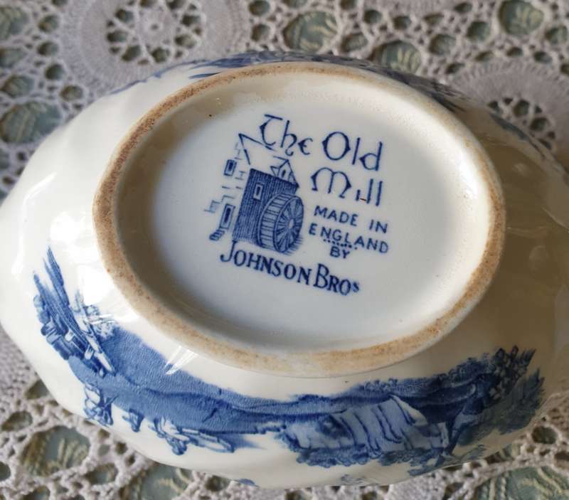 OLD MILL GRAVY BOAT AND TRAY | ENGLISH | BLUE AND WHITE |