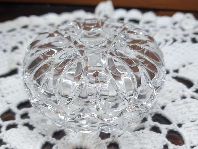 SMALL GLASS TRINKLET BOWL WITH LID