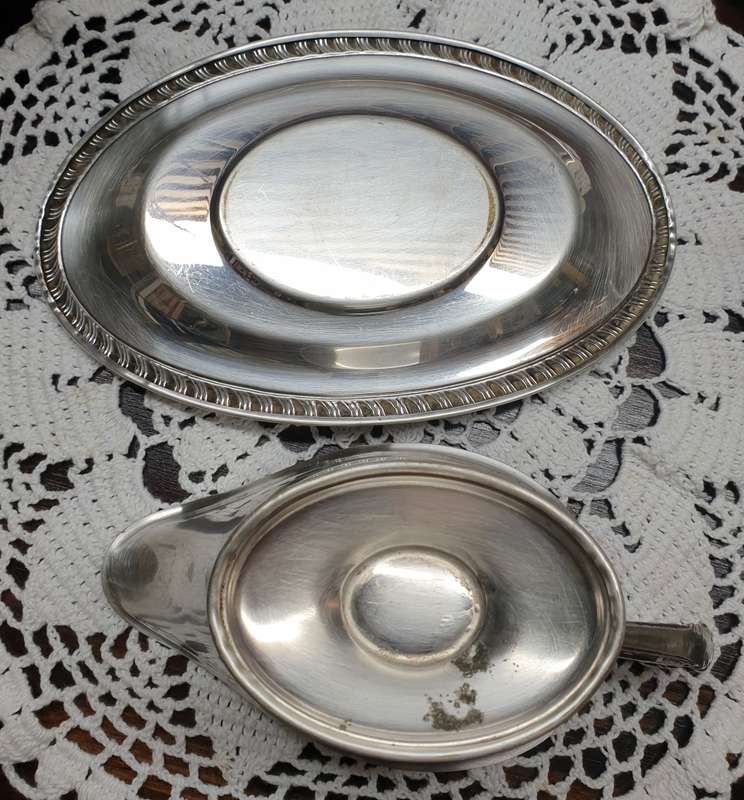 SILVER PLATED GRAVY BOAT AND UNDER TRAY