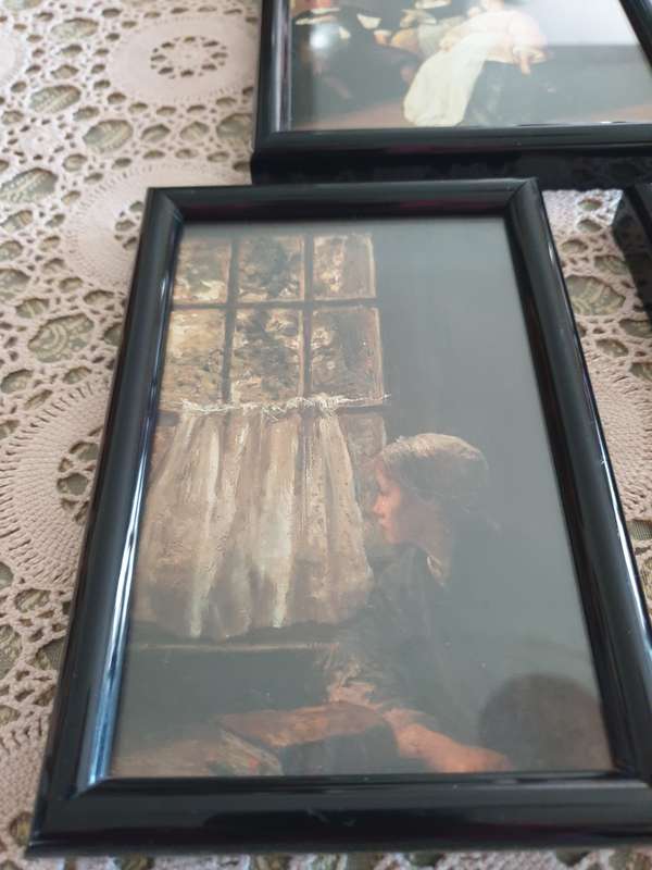 SET OF PRINTS WITH PHOTO FRAMES