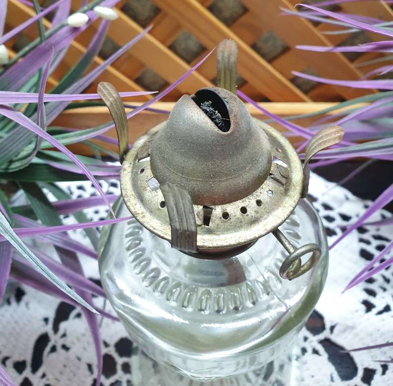 VINTAGE GLASS OIL LAMP | DECOR |