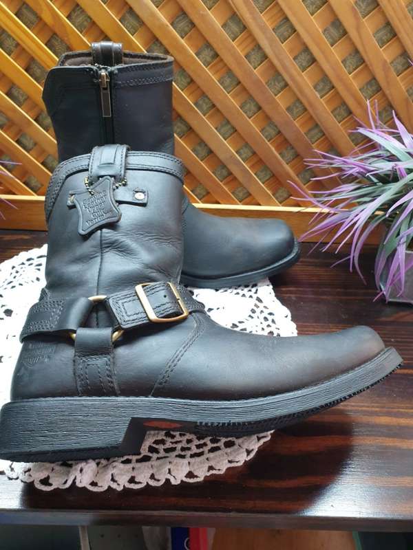 Size 9 Harley Davidson mens boots . Excellent condition