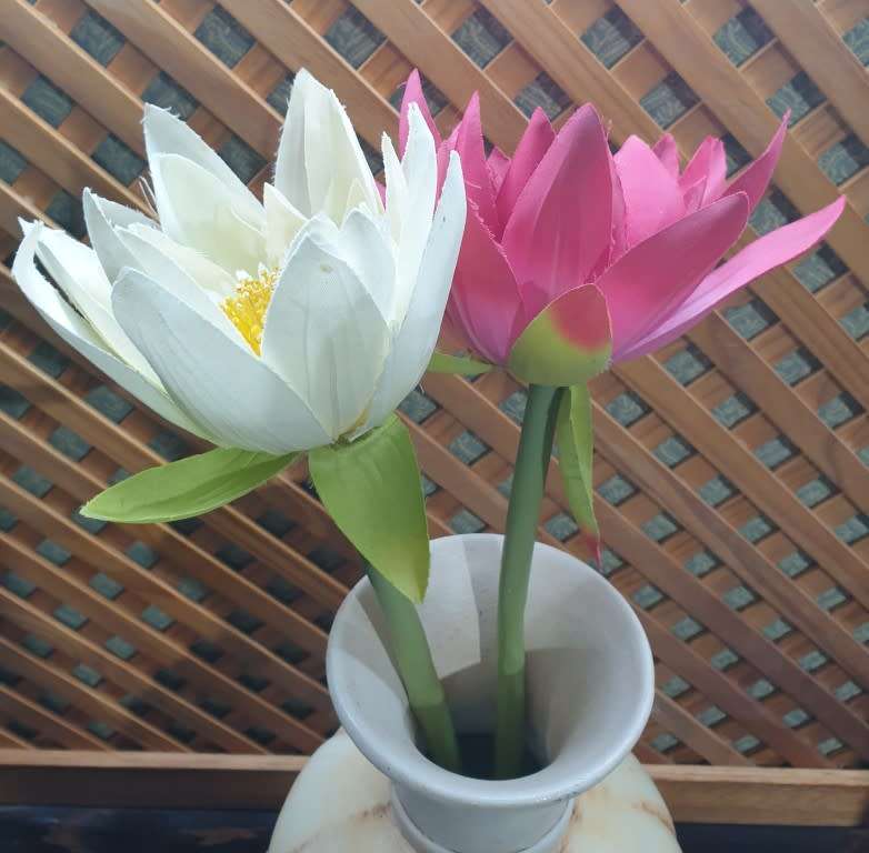 CERAMIC VASE WITH FLOWERS